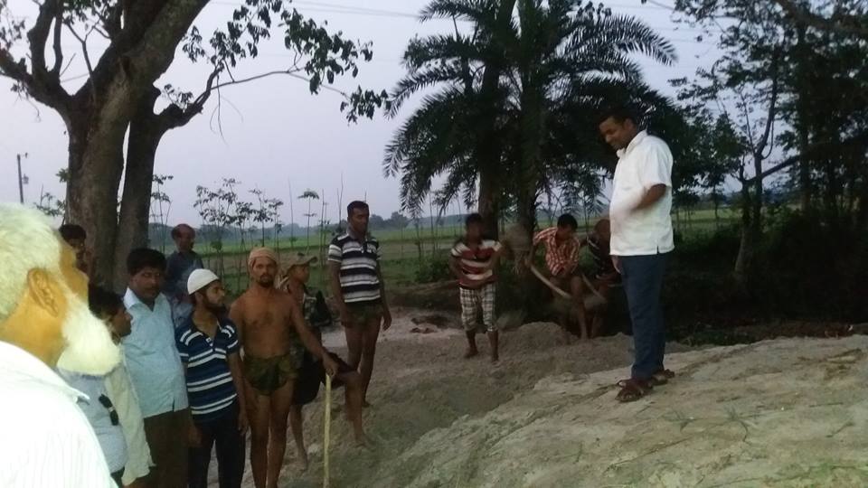 বিলের পাশের খালে বাধ কেটে কৃষি জমির পানি বের করে কয়েক শ কৃষকে র লালিত স্বপ্ পুরণ